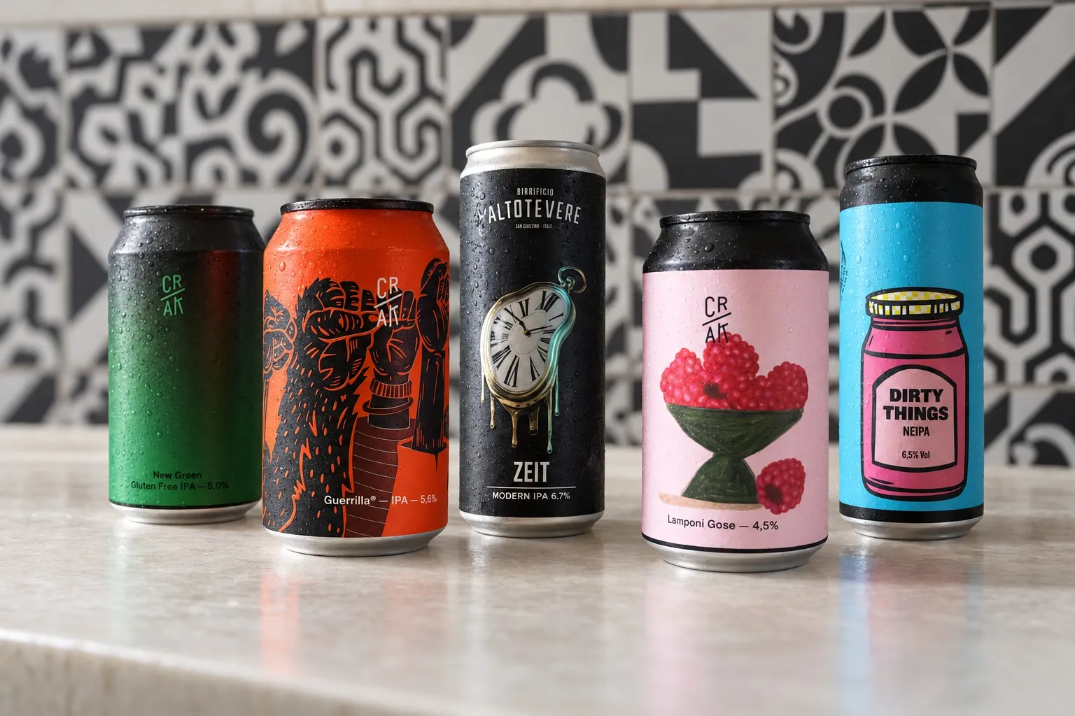 Una selezione di lattine di birra artigianale davanti alle cementine del locale